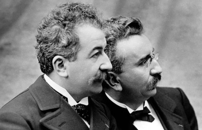 Auguste si Louis Lumière; (19.10.1862-10.4.1954),(5.10.1864-6.6.1948)inventatorii primului aparat de filmat %u0219i a primului aparat de proiec%u021Bie cinematografic%u0103.
