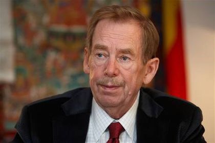 Vaclav Havel; (5.10.1936-18.12.2011)scriitor,cineast,ultimul presedinte al Cehoslovaciei si primul presedinte al Cehiei, ales in 1993.
