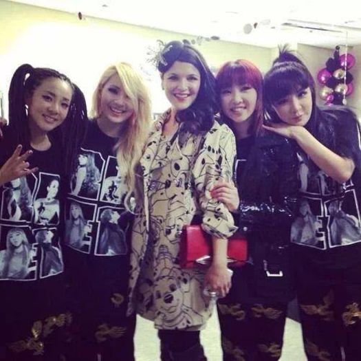 2ne1 on backstage aon concert