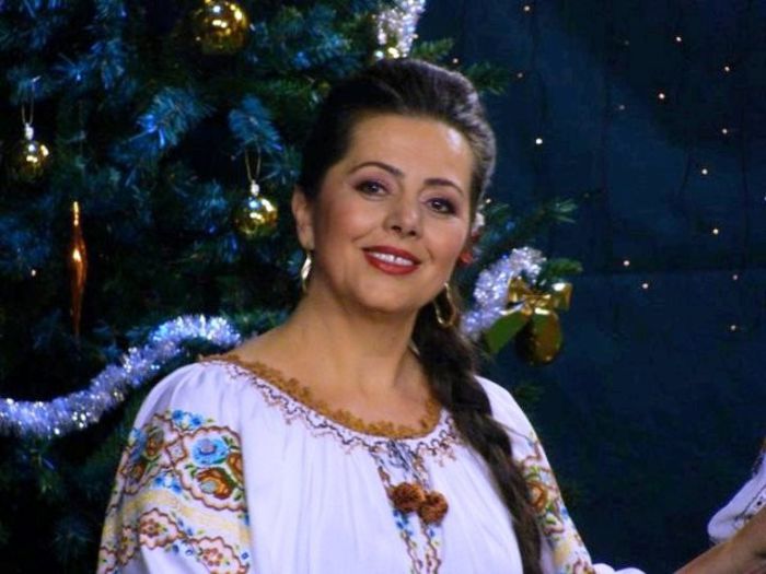Mărioara Gheorghe,mama Elenei este solistă de muzică populară.