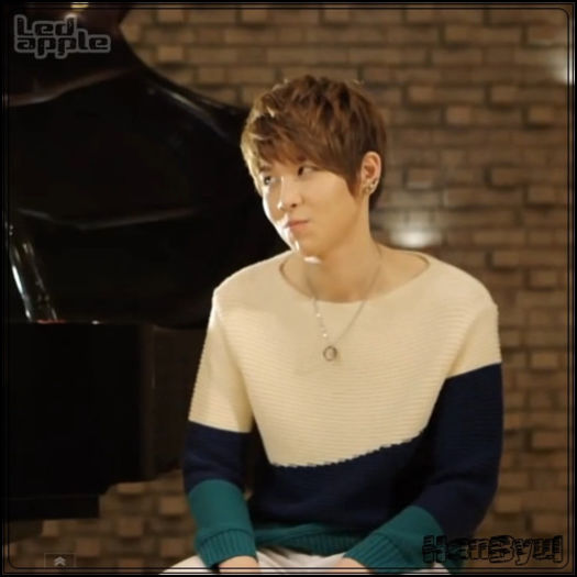 [☻] ..[se uită pe acolo] Aşa sunt mereu. [se uită la ea; smile]