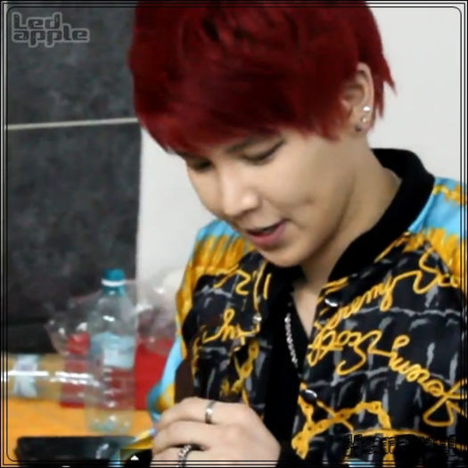 [☻] ..Aish. :-< ..[işi împleteşte degetele cu ale ei; smile; se ridică; pleacă cu ea] - l _ Park 01 _ l