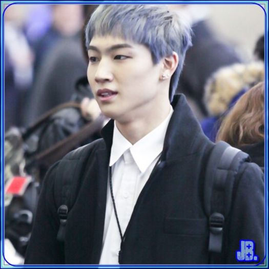 JB) [se uita la Lulu] Mi-ai amintit. :| :)) [merge la fete;le da o cutiuta] Pt voi. :D