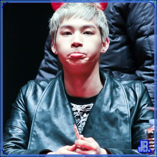 JB) Nanaa~ [se pune langa ea] Vreau si eu sa ascult. :3 :D :-s