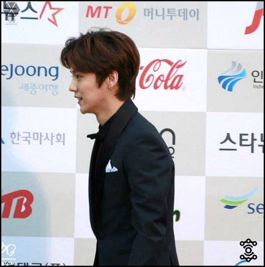 .Han| ..:)) #S. [pleaca la bucatarie; se intoarce cu 2 sucuri; le da fetelor].. Juna, JB? :) - ix __ Episodul 053 __ xi