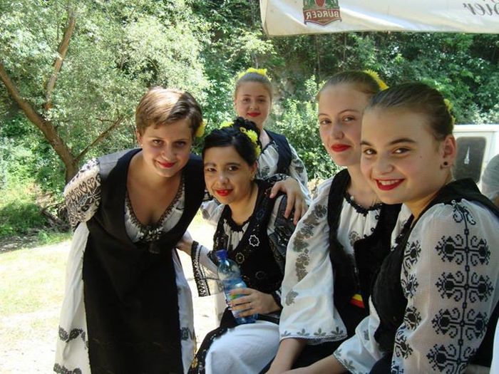 994250_1404159756463110_1933332794_n - COSTUMUL POPULAR ROMANESC DIN DIFERITE ZONE