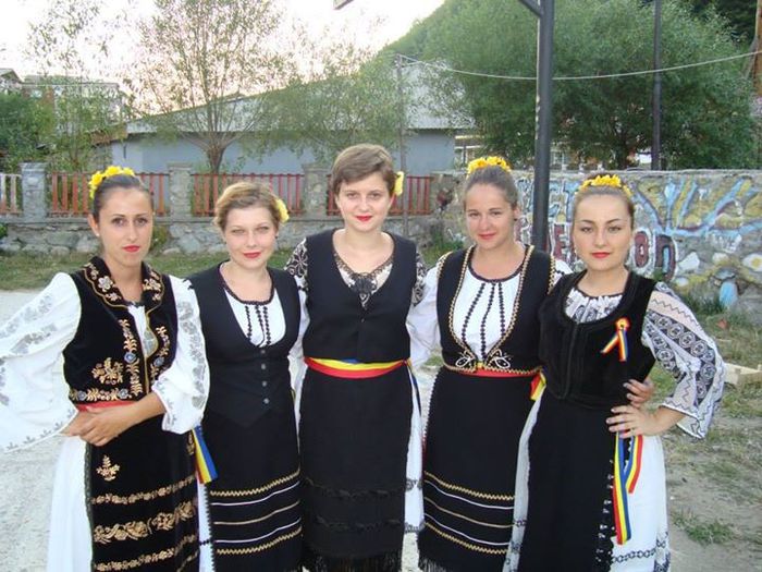1150235_1406778682867884_1443287758_n - COSTUMUL POPULAR ROMANESC DIN DIFERITE ZONE