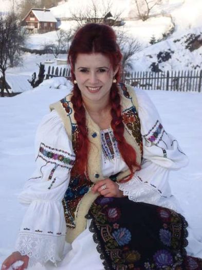 ramona-fabian-7_28aa26f71886f4 - COSTUMUL POPULAR ROMANESC DIN DIFERITE ZONE