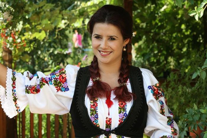 Ramona_Fabian3 - COSTUMUL POPULAR ROMANESC DIN DIFERITE ZONE