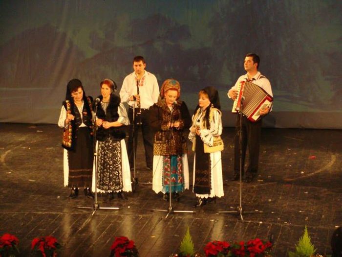 1462939_637287742979102_712576443_n - COSTUMUL POPULAR ROMANESC DIN DIFERITE ZONE