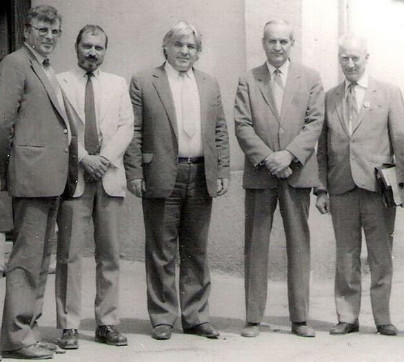 Cu primarul C.Simirad de 10 Mai 1993; Ing. Lucius Dumitrescu, Cristian Zainescu, primarul Constantin Simirad, prof.univ. Adrian Corduneanu si dr docent Petre Caraman, viitor senator PNTCD de Iasi (Biserica 40 de Mucenici)
