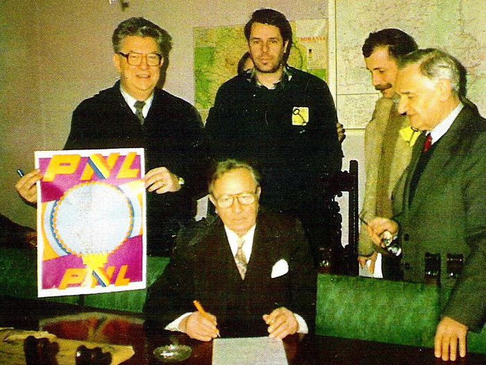 Puiu Bese (jos) vicepresedinte PNL; Presedinte al PNL Brasov, semnand protocolul de colaborare cu liberalii belgieni (1991)
