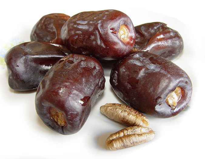 Curmal-fructe si simburi; (Phoenix dactylifera)

