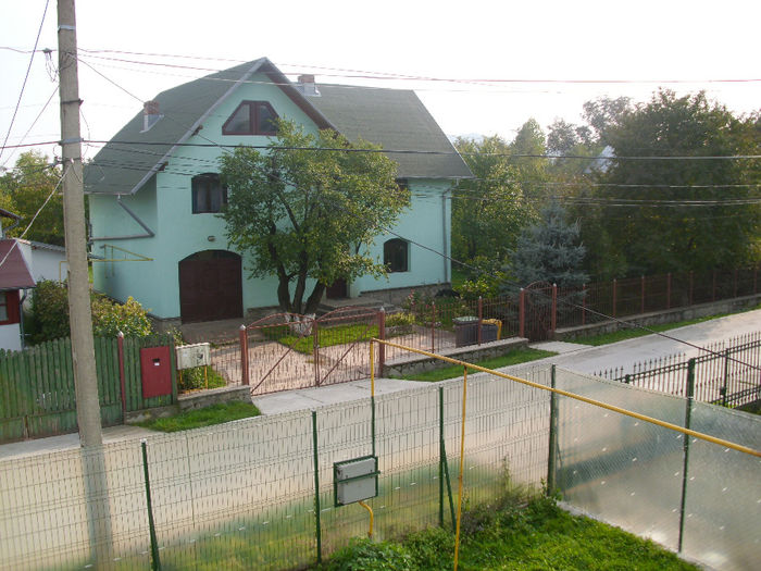 vecinii de vis-a vis - 2018 Vand casa in Breaza