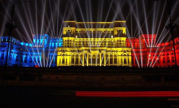 CASA POPORULUI ROMAN DIN BUCURESTI IN LUMINA REFLECTOARELOR TRICOLORA. - ARHITECTURA IN ROMANIA