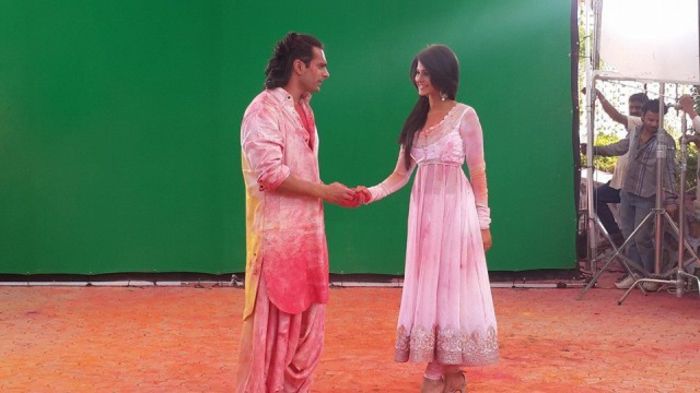 1976943_10152281213660903_303042720_n-640x360 - Jennifer and Karan Singh Grover