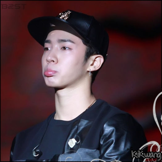 [KK] Păi chiar ţi`ai făcut. :)) E `superior` doar când e vorba de lucru.. în rest.. :)) - ix __ Episodul 056 __ xi