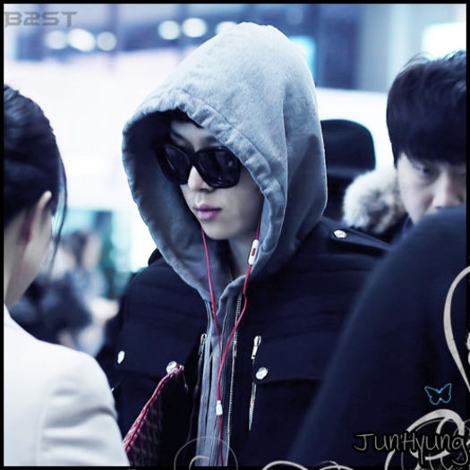 [JH] ..[intră] YAA! [se uită urât la Kk & HS] AVEŢI DOPURI? -_- [se uită la fete] -_- ..Hei.. :)