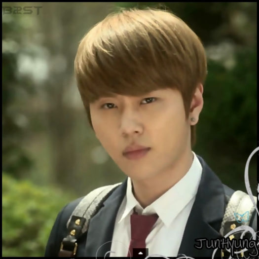 [JH] ..[se uită la Soo] ..1. Minţi, sunt mici. :) 2. Îmi plac fetele rele, pari inocentă. [des]; 3. Îţi place să fii atinsă şi să mă atingi? 4. Da, ştiu că e provocare, e logic. [se depărtează de ea]
