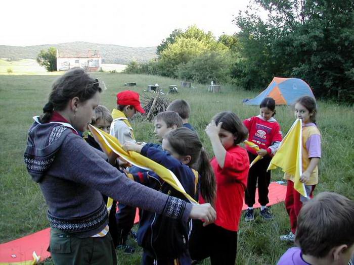 Andreea Zainescu (in prim plan), mai 2003; Organizatoarea ramurii Spiridusii, Cercetasii Romaniei, Sucursala Targu Mures
