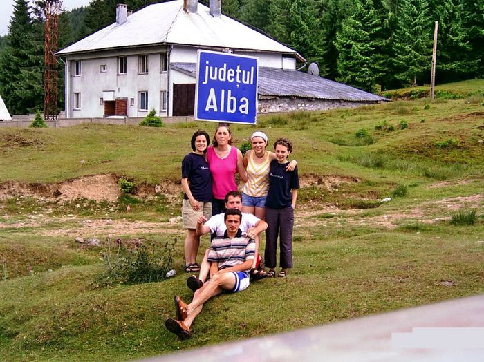 Andreea (in galben) intr-o excursie, 2004