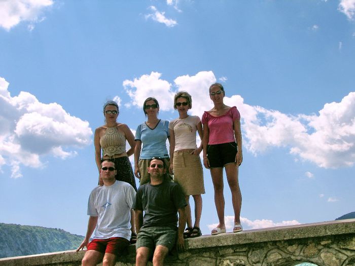 Andreea (in stanga) la Cazane, august 2006