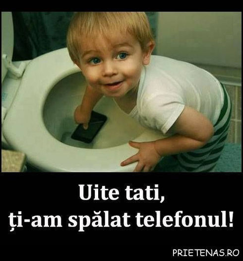 copilul-a-spalat-telefonul-tatalui-in-veceu_poze_haioase_prietenas.ro_1