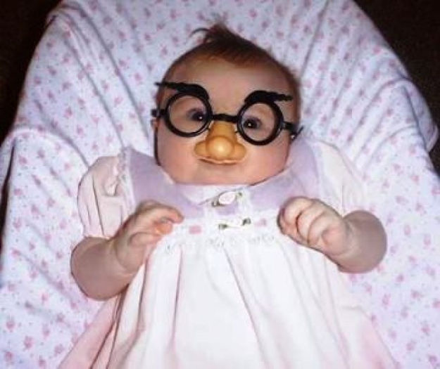 funny-baby-picture-baby-glass_40e326b66312432778cebe4b9bd8d5ad - Sa ne amuzam