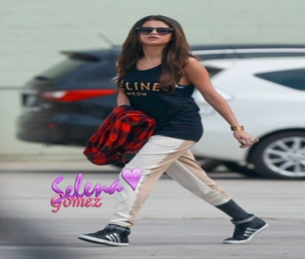  - x - SG - 03-03-2014 - Saindo de um estudio de danca LA - Selena M