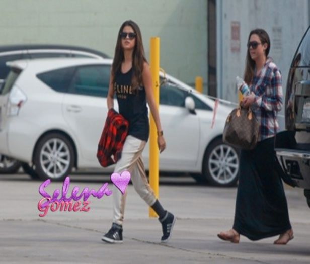  - x - SG - 03-03-2014 - Saindo de um estudio de danca LA - Selena M