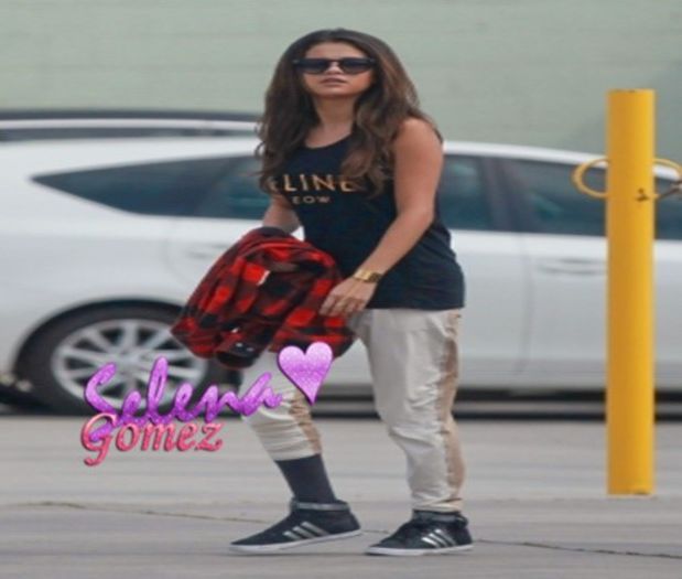 1696 - x - SG - 03-03-2014 - Saindo de um estudio de danca LA - Selena M