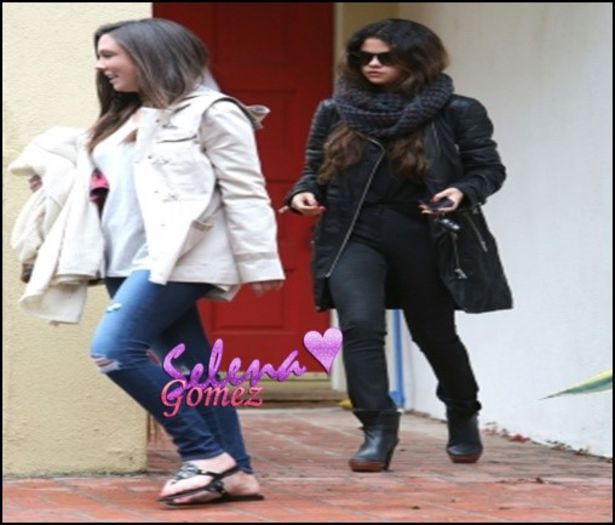 - x - SG - 01-03-2013 - Saindo da casa de sua estilista LA - Selena MG