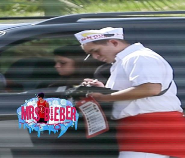  - x - SG - 05-03-2014 - Passando pelo drive-thru do In-N-Out Burger LA