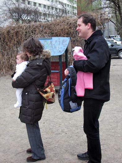 Andreea si Jozsi in parcul dintre blocuri, Iasi aprilie 2012