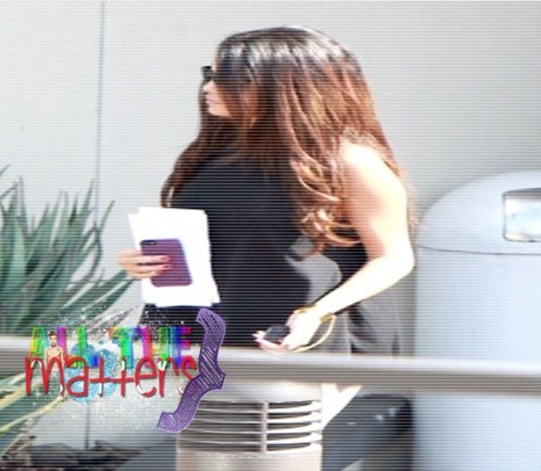  - x - SG - 05-03-2014 - Saindo de uma reuniao em Sherman Oaks LA