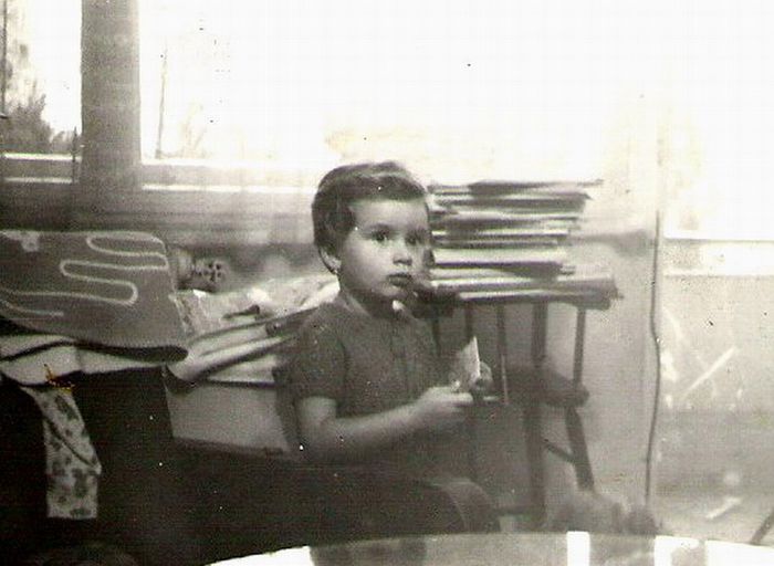 In apartamentul bunicilor, Bucuresti sept. 1981