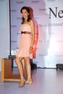 61 - ALEGE-TI-VA 5 POZE LIBERE CU DEEPIKA PADUKONE