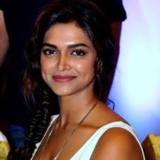 72 - ALEGE-TI-VA 5 POZE LIBERE CU DEEPIKA PADUKONE