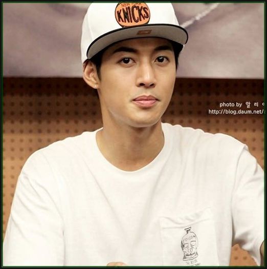 HJ} ..P.mnt. :) #L;Soo. Hehe. :o3 :)) #T. Si eu vreau. ^^ ..[se aseaza pe canapea] - ix __ Episodul 058 __ xi