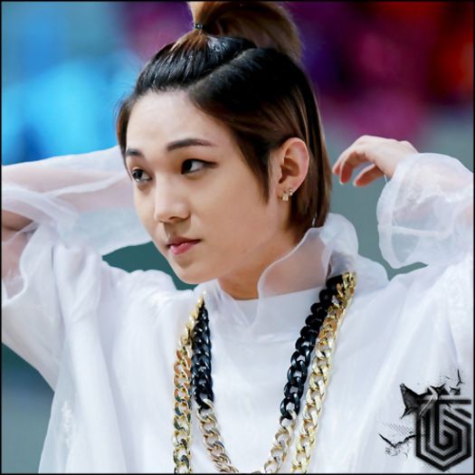 (제로) [coboara cu o rochie de-a lui Tae pe el =))] Mama,stramta e. T-T [desc]; Nu stiu a cui e. -..- :)) Auzi..chiar trebuie sa dansez afara? :( :)) #T.
