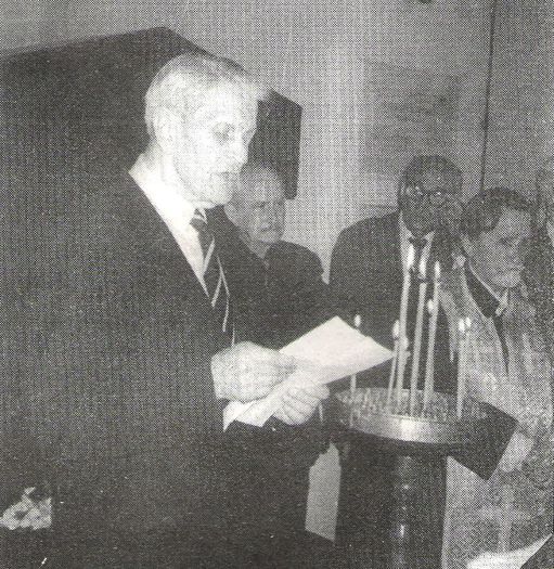 Corneliu Coposu la inmormantare; In dreapta colegul meu, preotul Constantin Andreescu, fost deputat PNL de Dambovita
