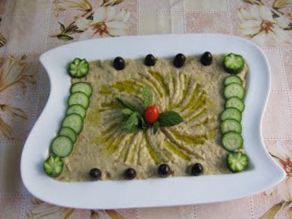 salata-de-vinete-cu-pasta-de-susan-mutabal-betinjean-specifica-tarilor-arabe-64326 - Idei de aranjare a platourilor pentru mese festive