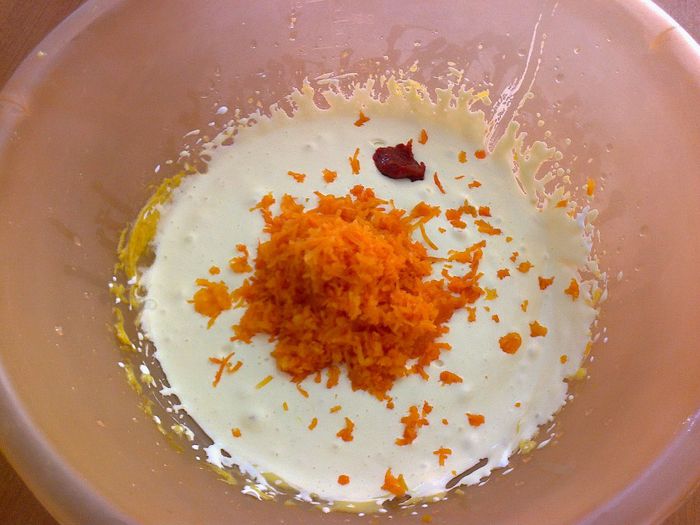 Aperitiv cu dovlecel - 5; Suprapunere strat: maioneza+smantana, morcovi fierti rasi fin, 1/2 lingurita pasta de ardei iute
