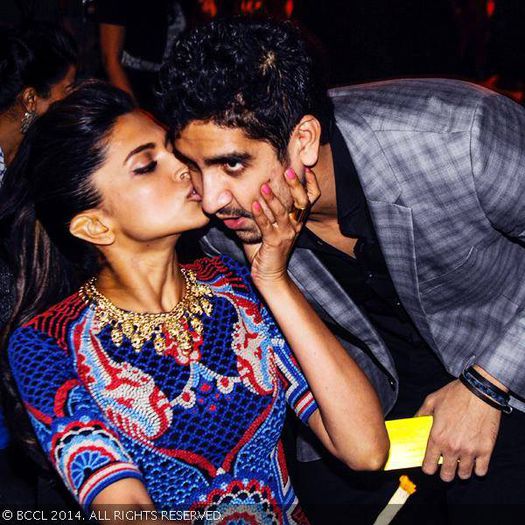 Deepika-Padukone-showers-affection-on-her-Yeh-Jawani-Hai-Deewani-director-Ayan-Mukerji-during-59th-I - Deepika si prietenii ei