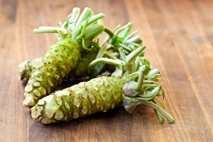 Wasabi-radacini; (Eutrema japonicum)deasemenea folosita in Salate si mincaruri
