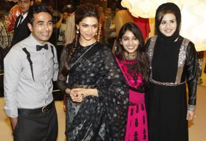 deepika-posed-fans-during-promotion-chennai-express-dubai[1] - Deepika si prietenii ei