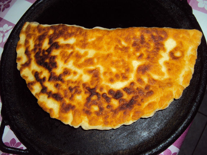 din aluat dospit, copt pe plita de fonta