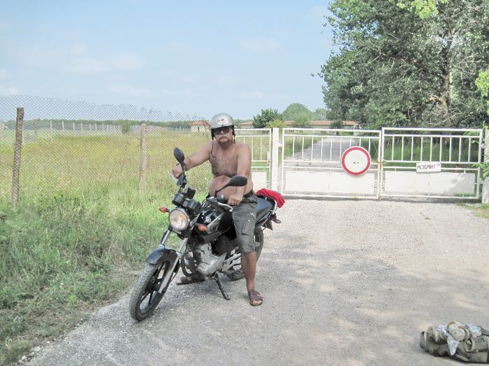 Mihnea Radu pe motocicleta Yamaha; In Bulgaria, vara 2010
