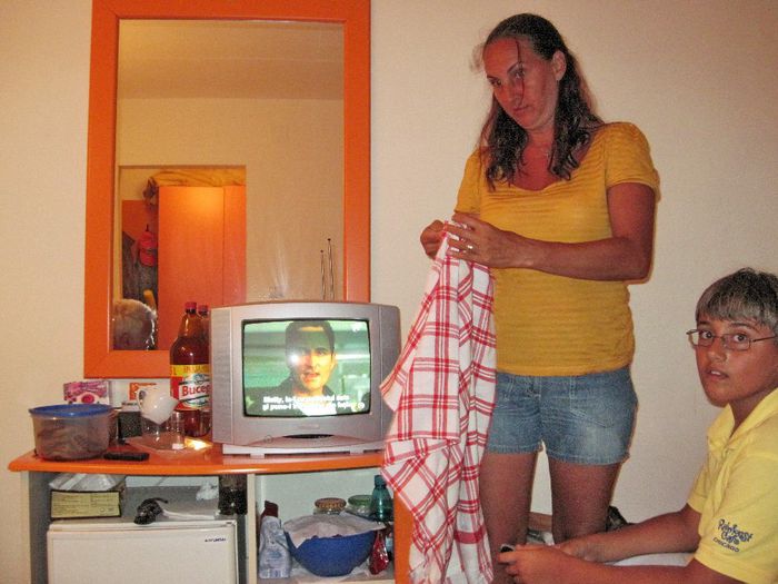 Sotia si baiatul lui Ion Dinu; In camera lor de la Hotelul Majestic, Jupiter, vara 2010
