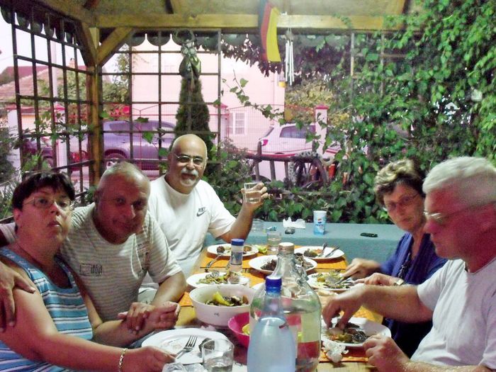 Intre nepoata mea, Oana, si Mihnea, 2 Mai 2011; In dreapta Mara Polexe si Vali Barjac
